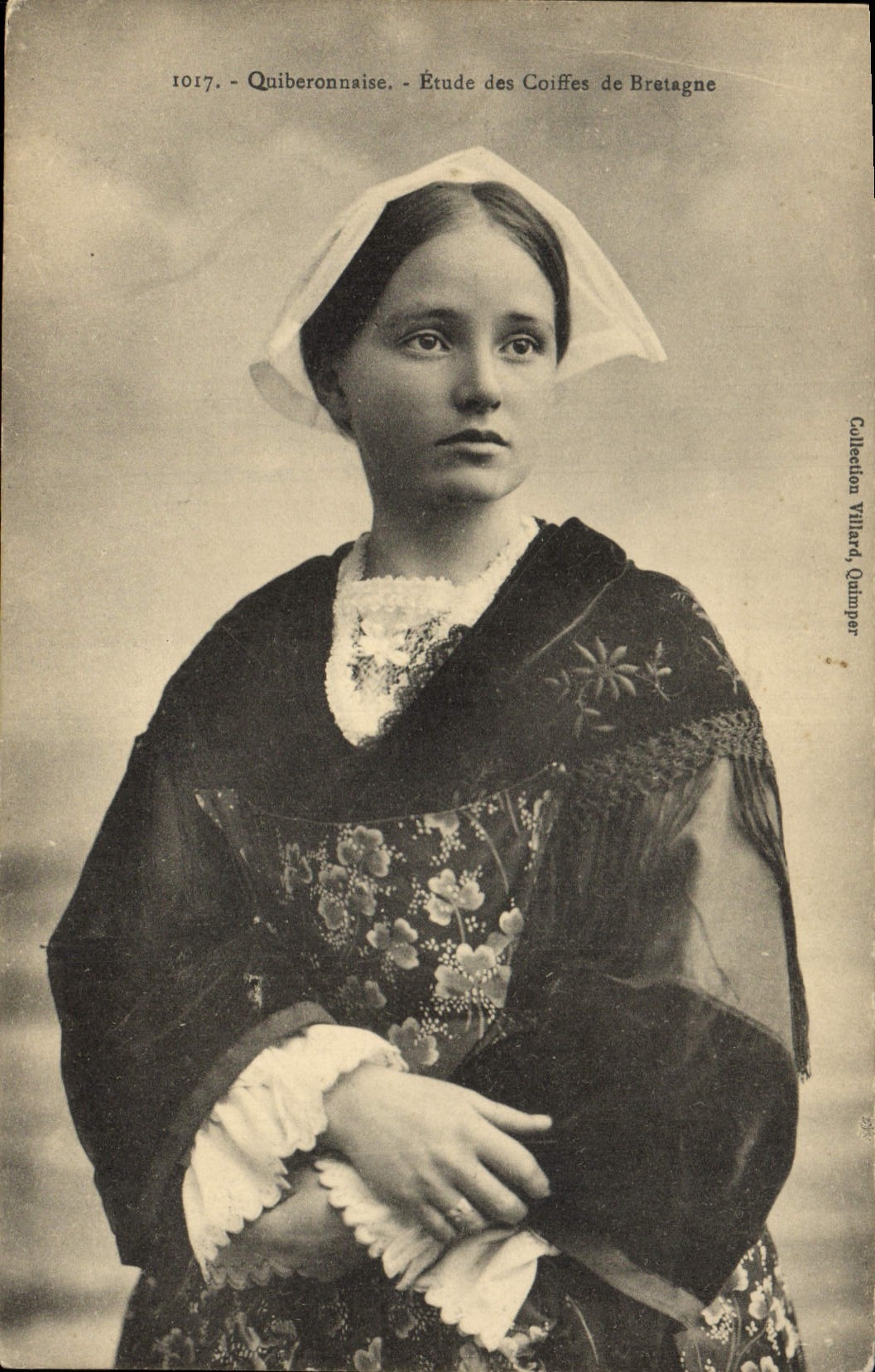 CPA Folklore Quiberonnaise Etude des coiffes de Bretagne 