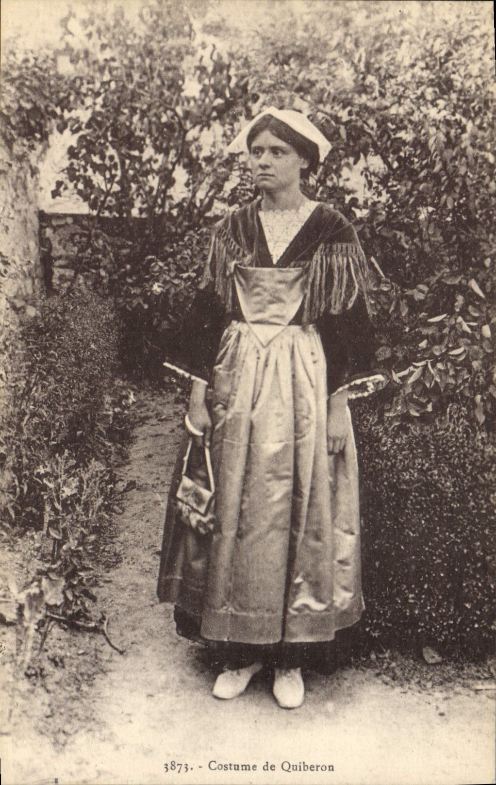 CPA Folklore Costume de Quiberon