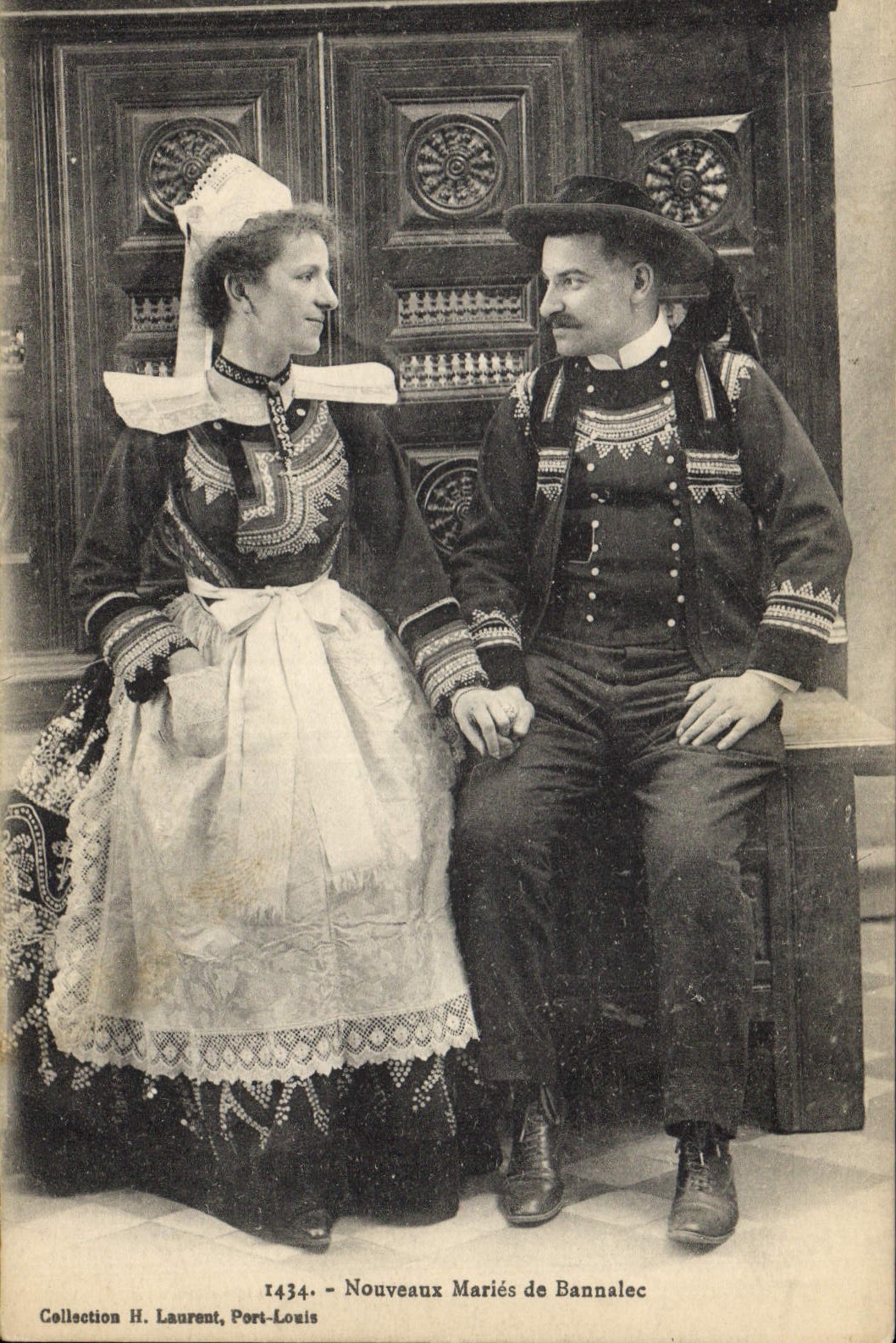 CPA Folklore Nouveaux maries de Bannalec Mariage