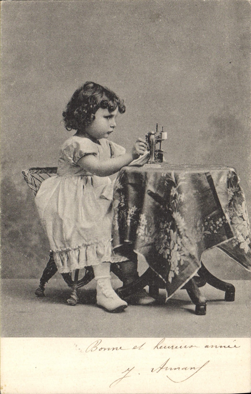 CPA Enfant Machine a coudre 