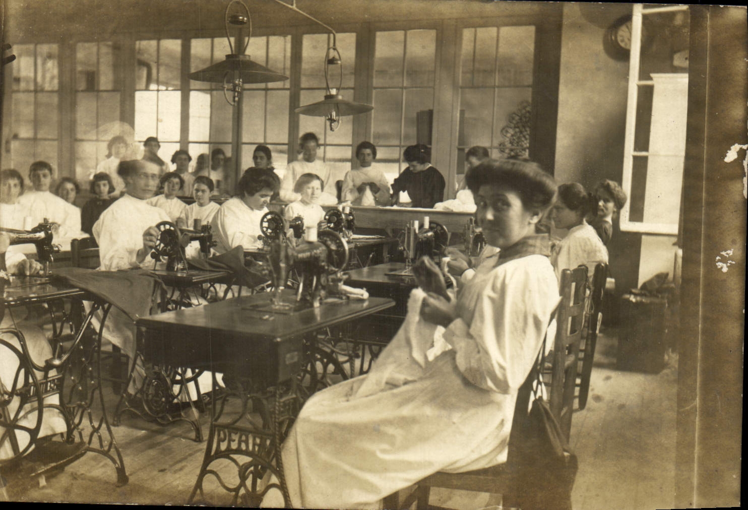 CARTE PHOTO Femmes Machine a coudre
