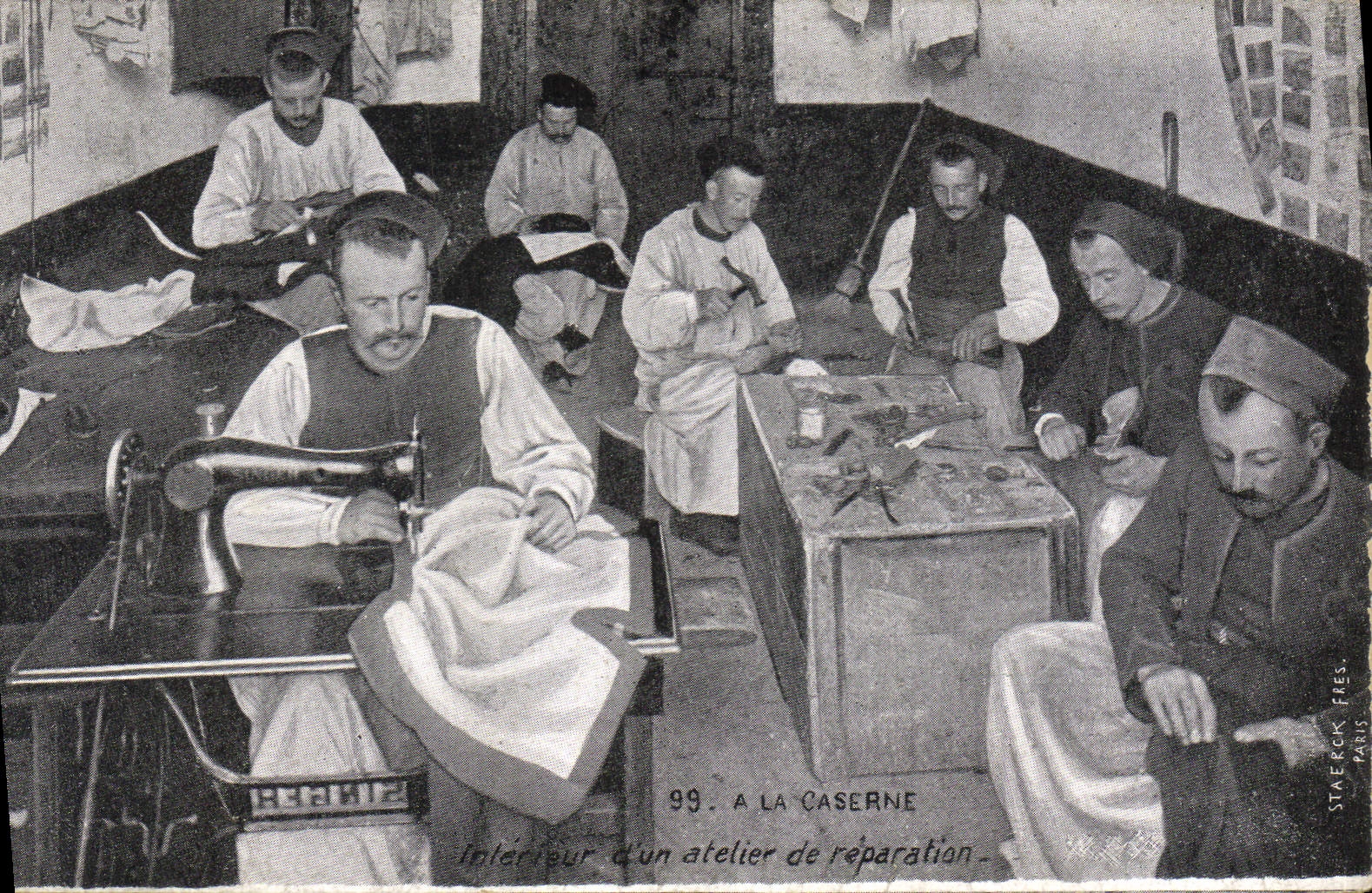 Postal al cuartel Interior de un taller de reparación Máquina que debe coserse Militaria