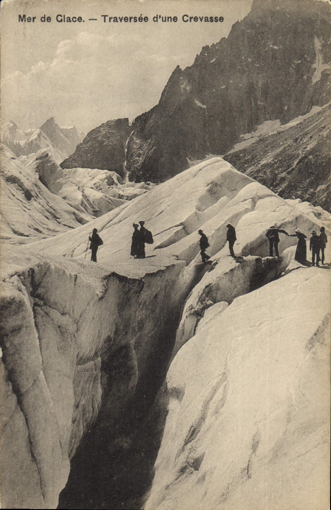 CPA Alpinisme Mer de glace Traversee d'une crevasse