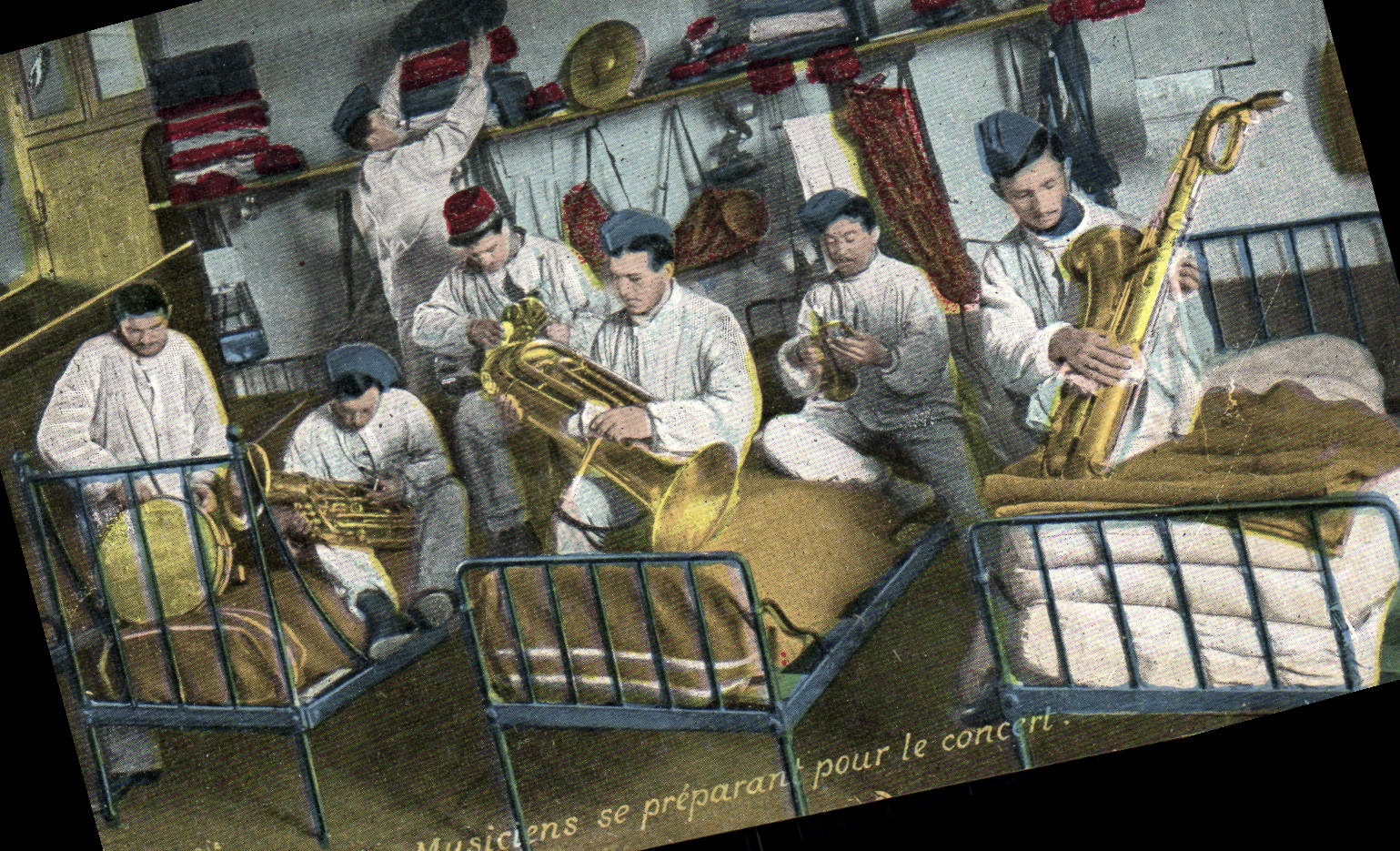 CPA Militaria Musiciens se preparant pour le concert Saxophone 