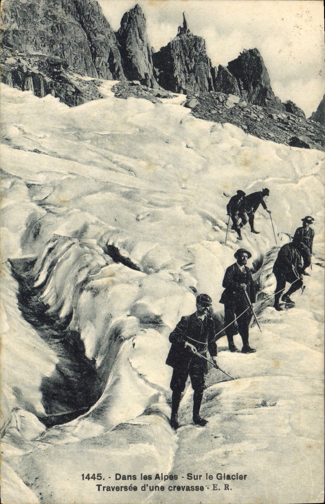 CPA Alpinisme Dans les Alpes sur le glacier Traversee d'une crevasse