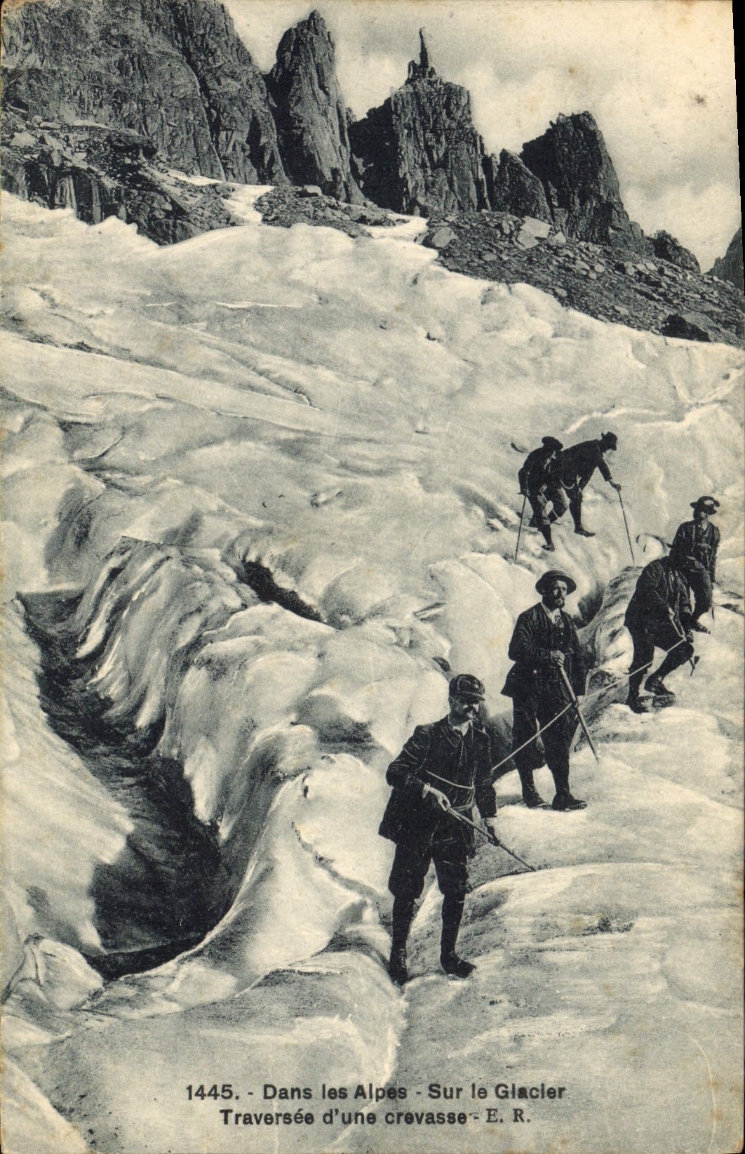 CPA Alpinisme Dans les Alpes sur le glacier Traversee d'une crevasse