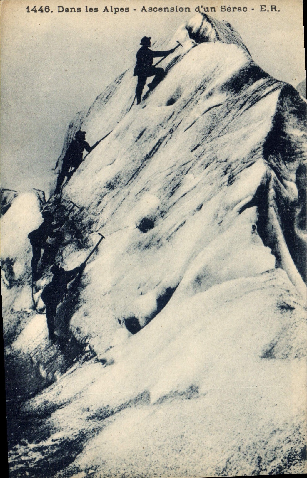 CPA Alpinisme Dans les Alpes Ascension d'un Serac