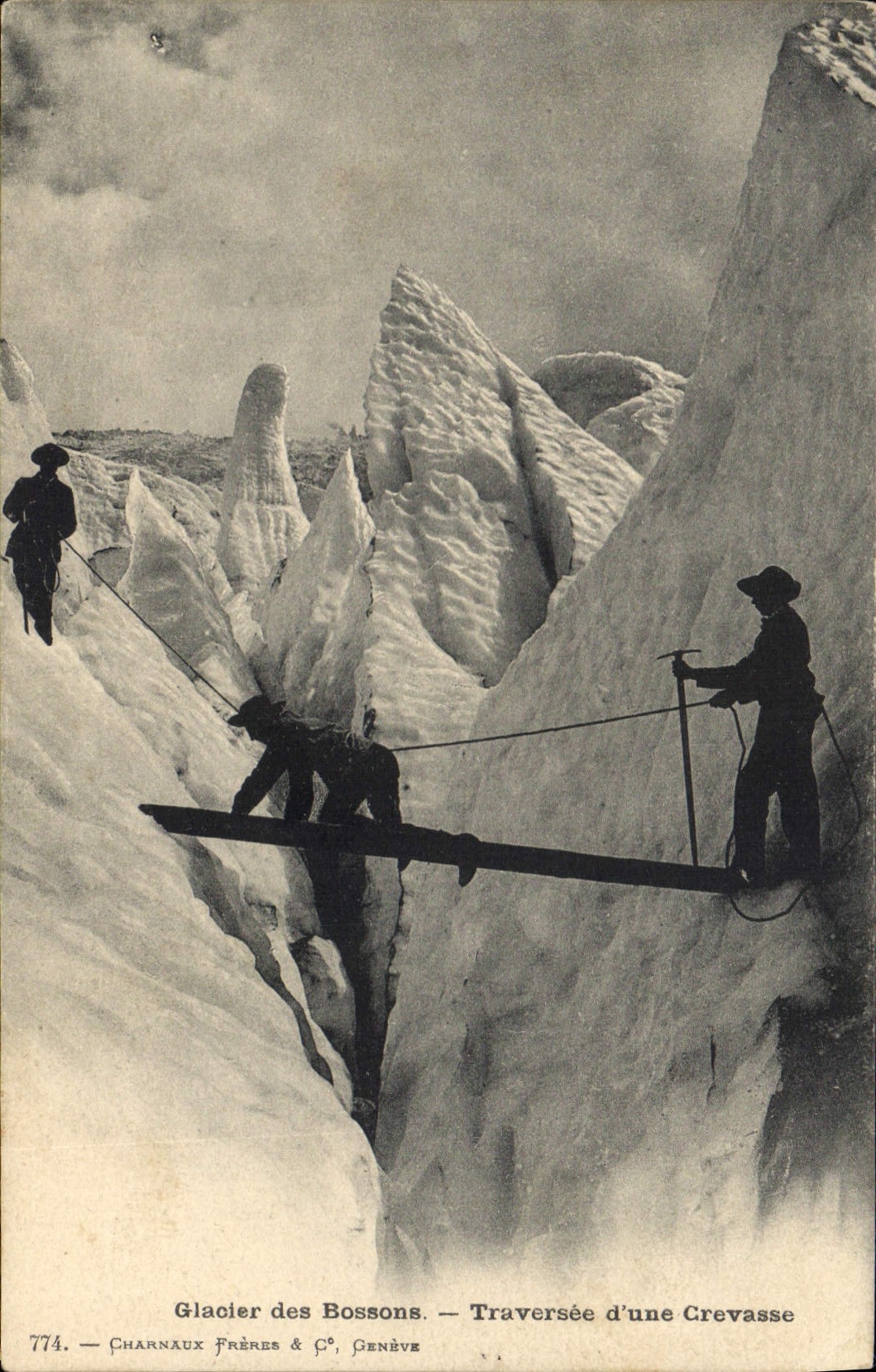 CPA Alpinisme Glacier des Bossons Traversee d'une crevasse 