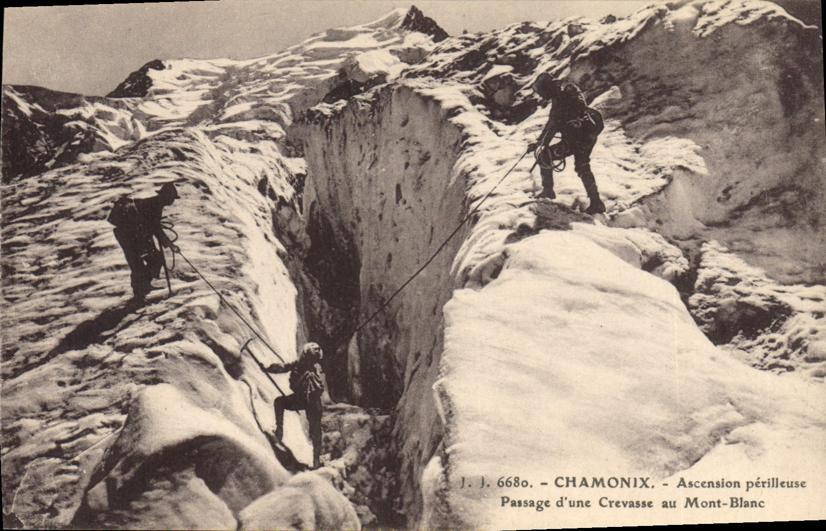 CPA Alpinisme Chamonix Ascension perilleuse Passage d'une crevasse au Mont Blanc 