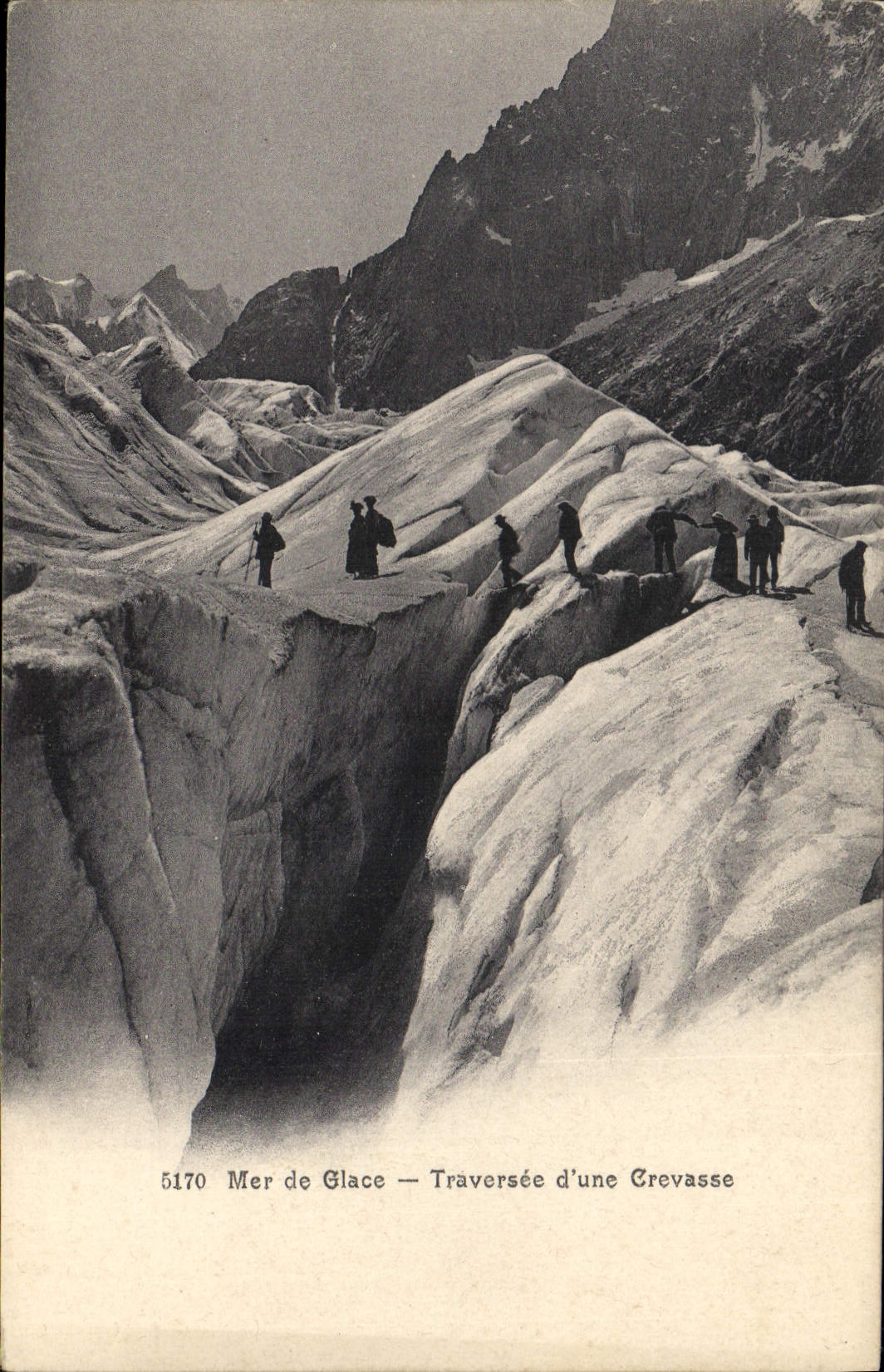 CPA Alpinisme Mer de glace Traversee d'une crevasse 