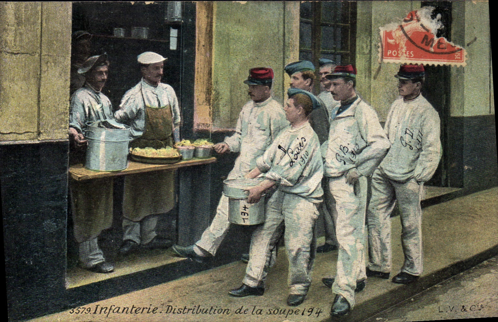 CPA Militaria Infanterie Distribution de la soupe