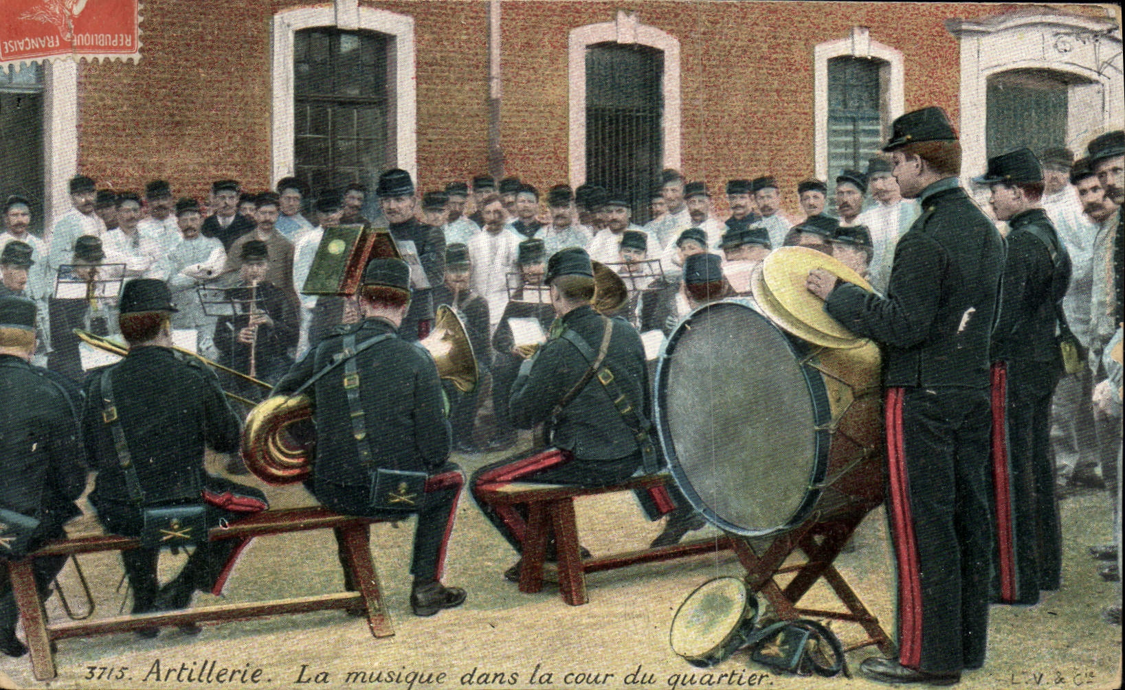 CPA Militaria Artillerie La musique dans la cour du quartier