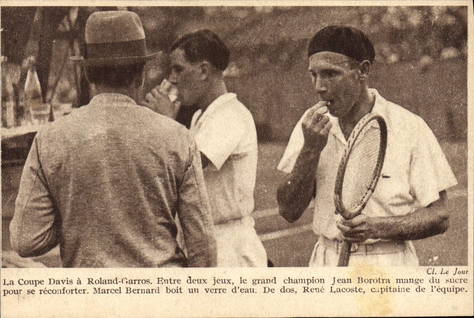 CPA Tennis La Coupe Davis a Roland Garros Jean Borotra mange du sucre Marcel Bernard boit un verre d'eau Rene Lacoste tOP