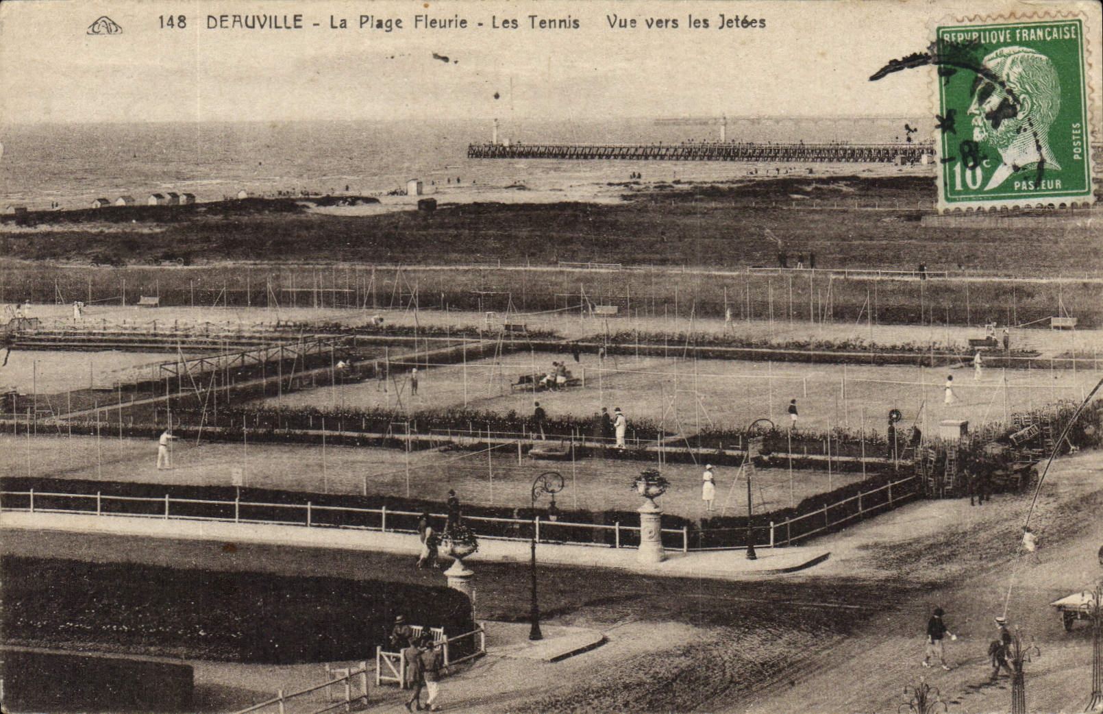 CPA Tennis Deauville La plage fleurie Vue vers les jetees 