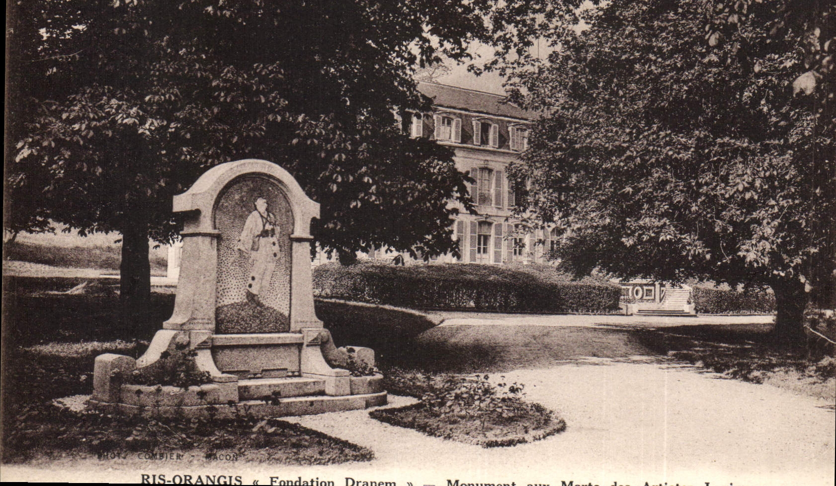 CPA Cinema Ris Orangis Fondation Dranem Monument aux morts des artistes lyriques