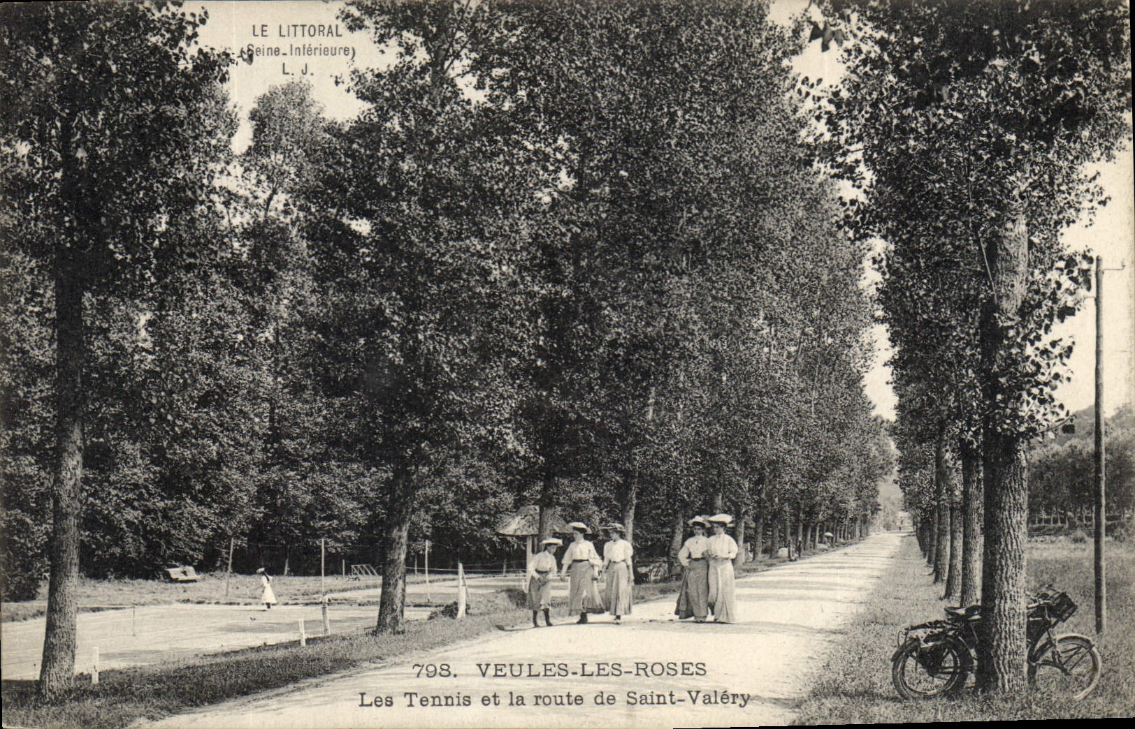 CPA Tennis Veules les Roses Les tennis et la route de Saint Valery Moto