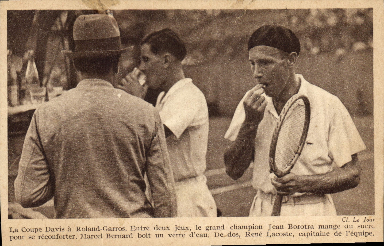 CPA Tennis Tennis La Coupe Davis a Roland Garros Jean Borotra mange du sucre Marcel Bernard boit un verre d'eau Rene Lacoste