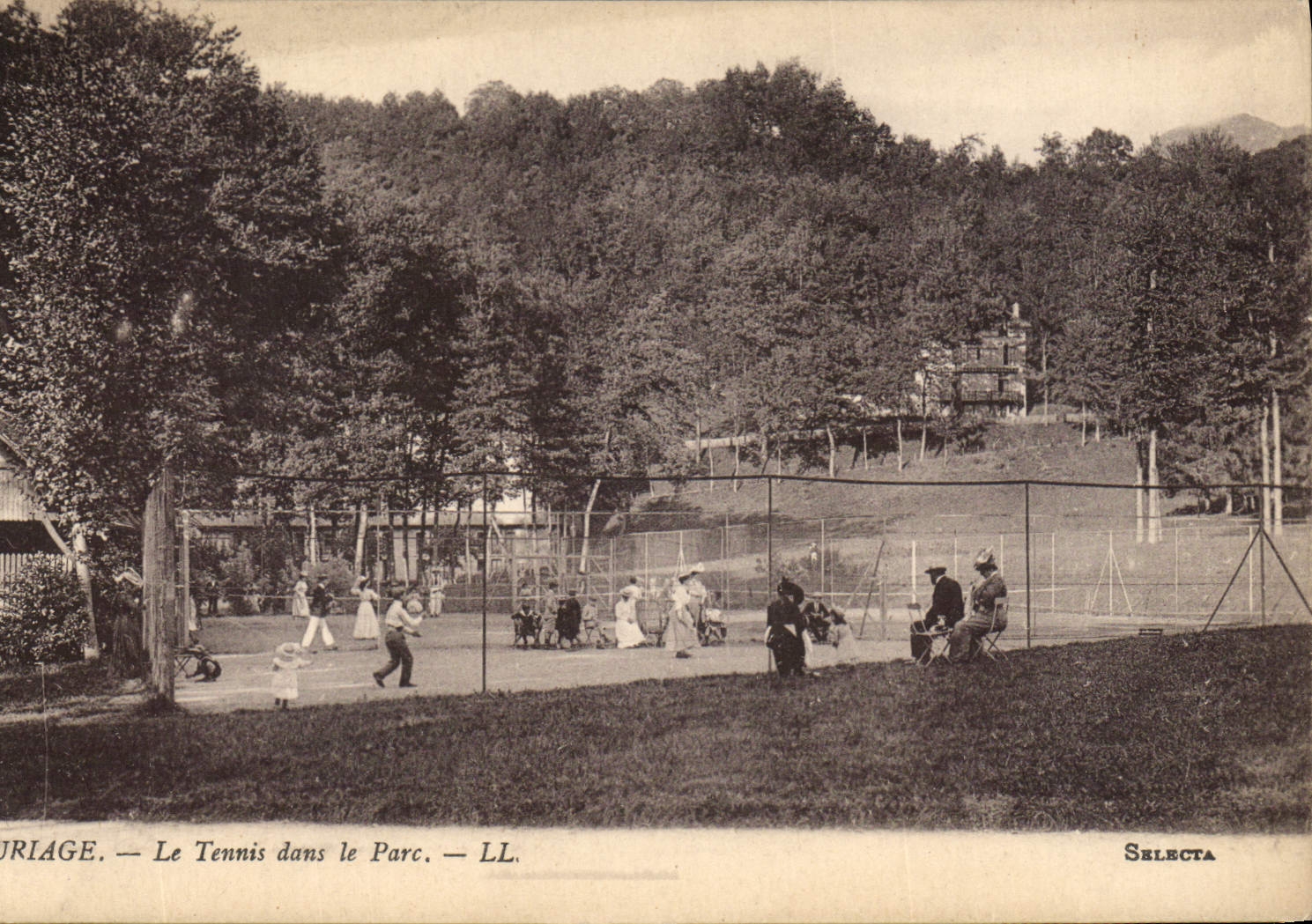 CPA Uriage Le Tennis dans le parc 