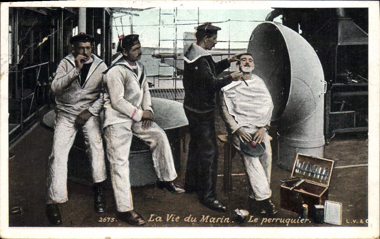 CPA Militaria La vie du marin Le perruquier Coiffeur