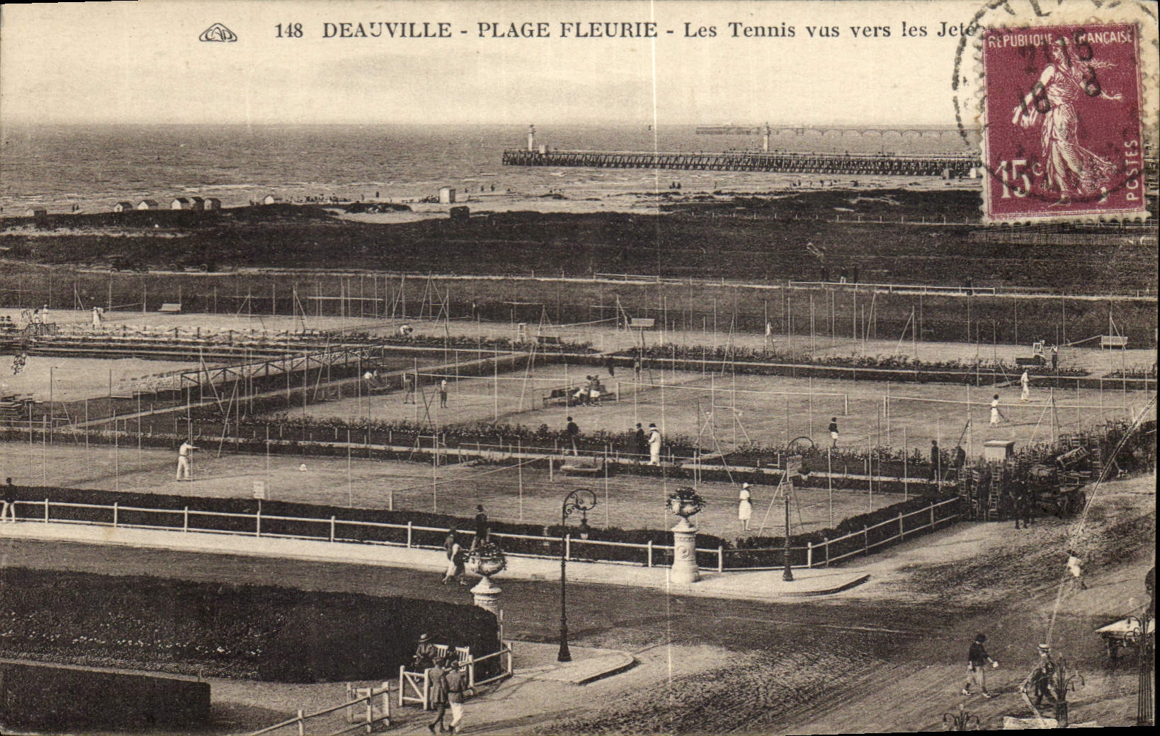 CPA Deauville Plage fleurie Les Tennis vus vers les jetees 