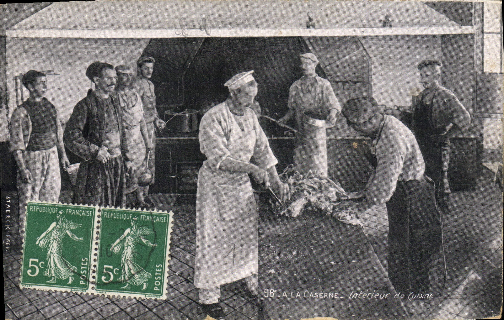 CPA Militaria A la caserne Interieur de cuisine