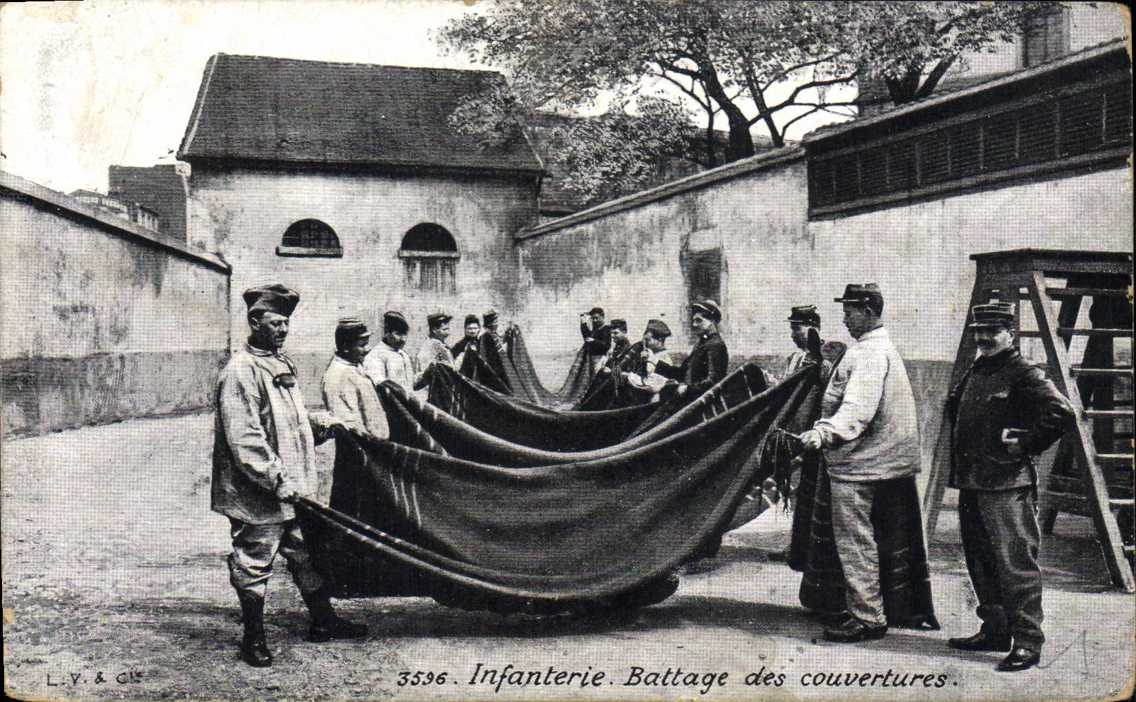 CPA Militaria Infanterie Battage des couvertures