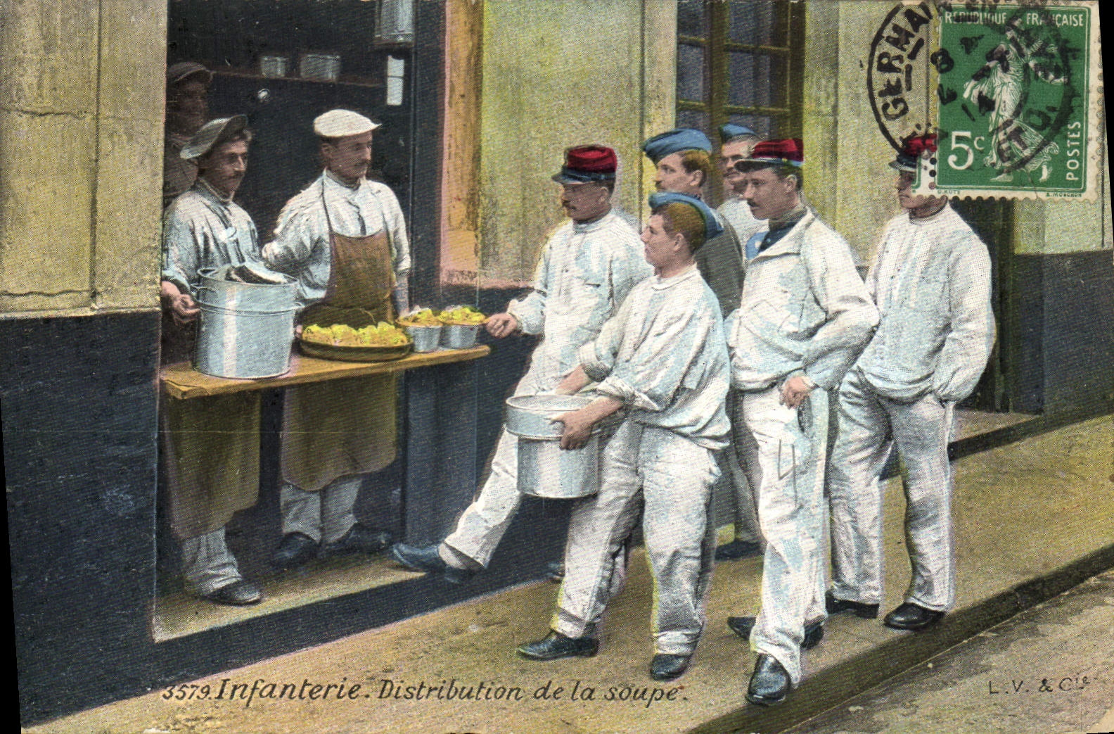 CPA Militaria Infanterie Distribution de la soupe