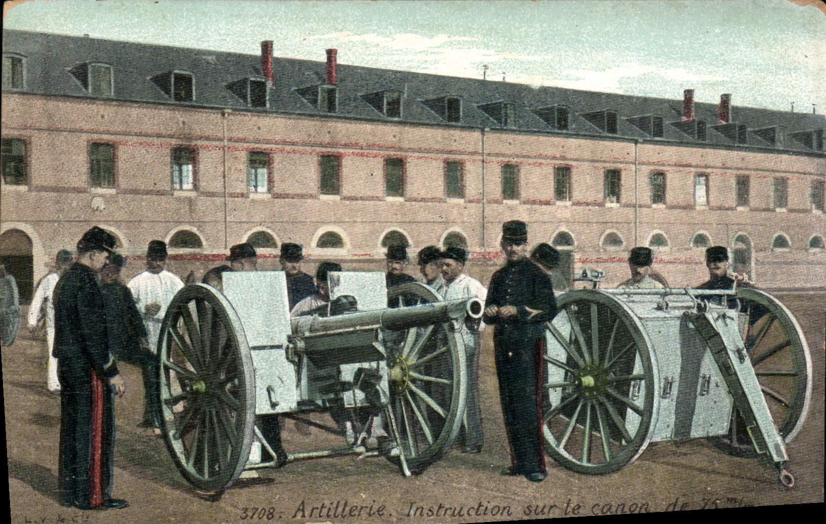 CPA Militaria Artillerie Instruction sur le canon de 75mm
