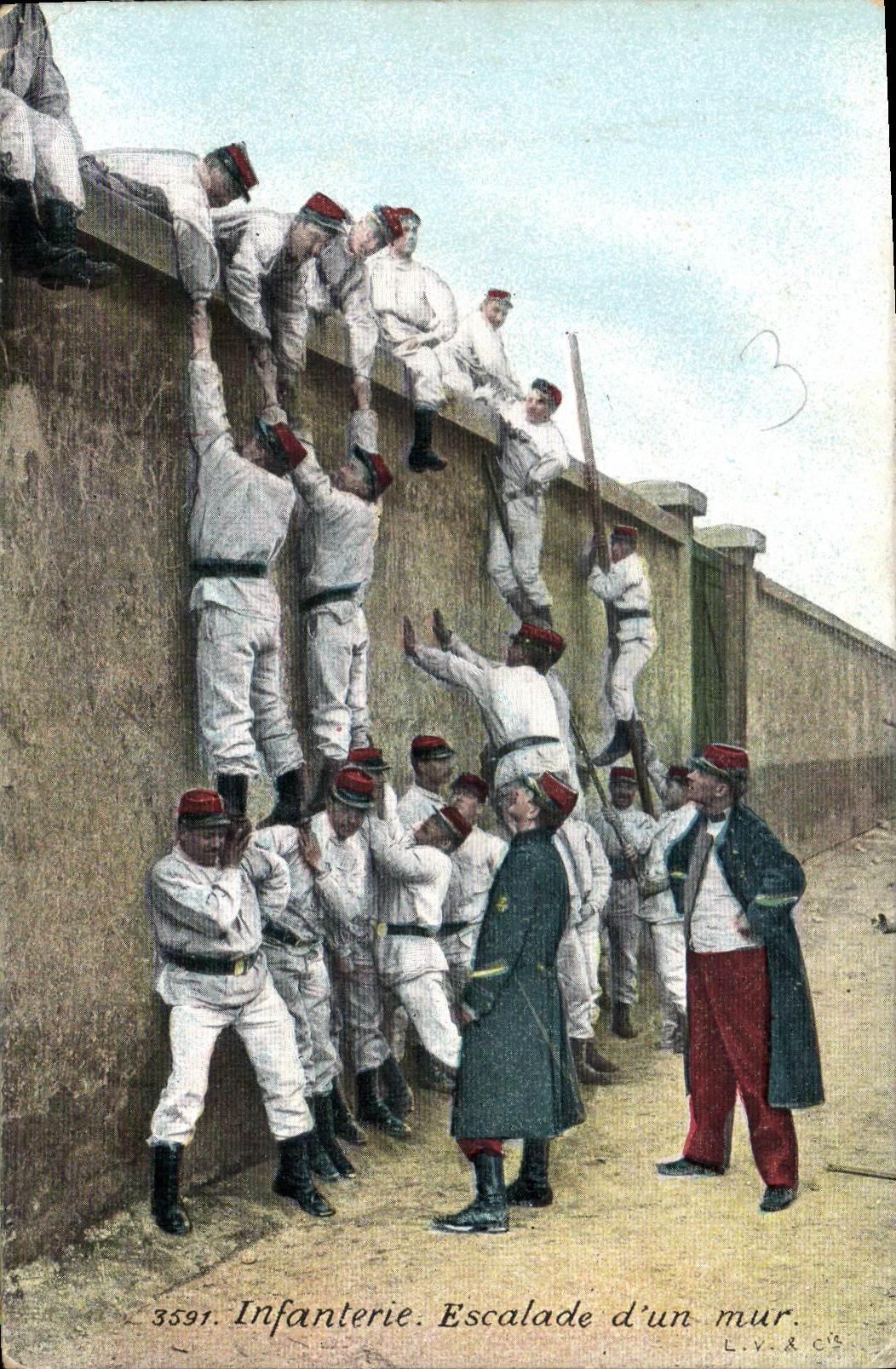 Vintage Postcard Militaria Infanterie Climbs of a wall