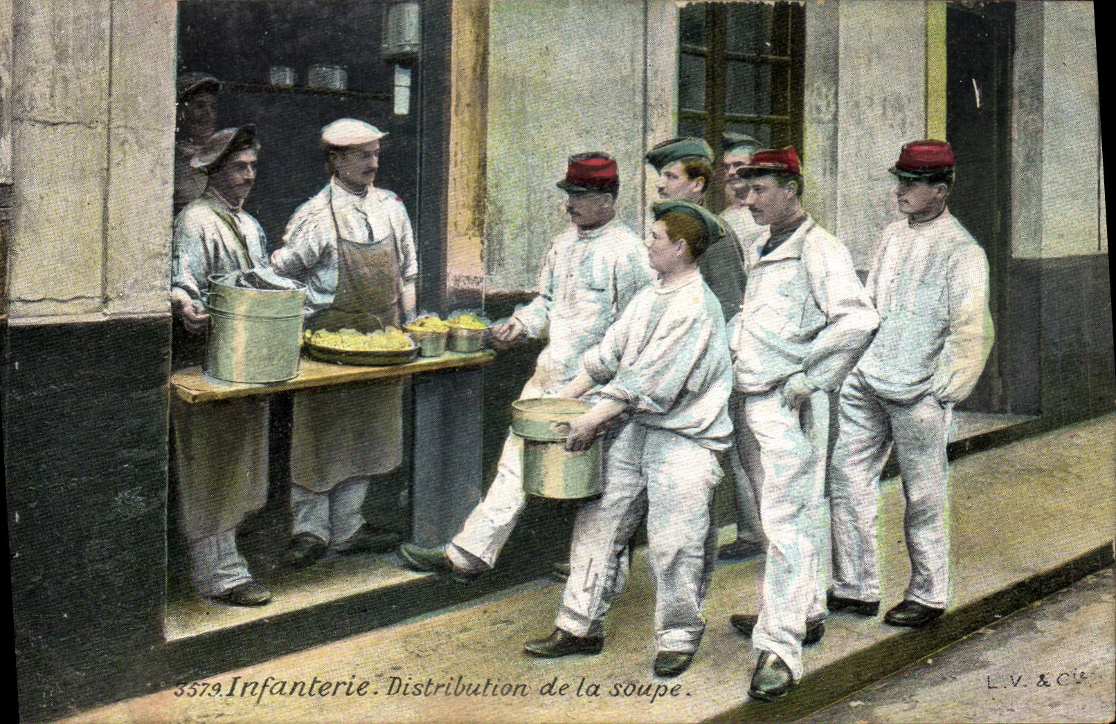 CPA Militaria Infanterie Distribution de la soupe