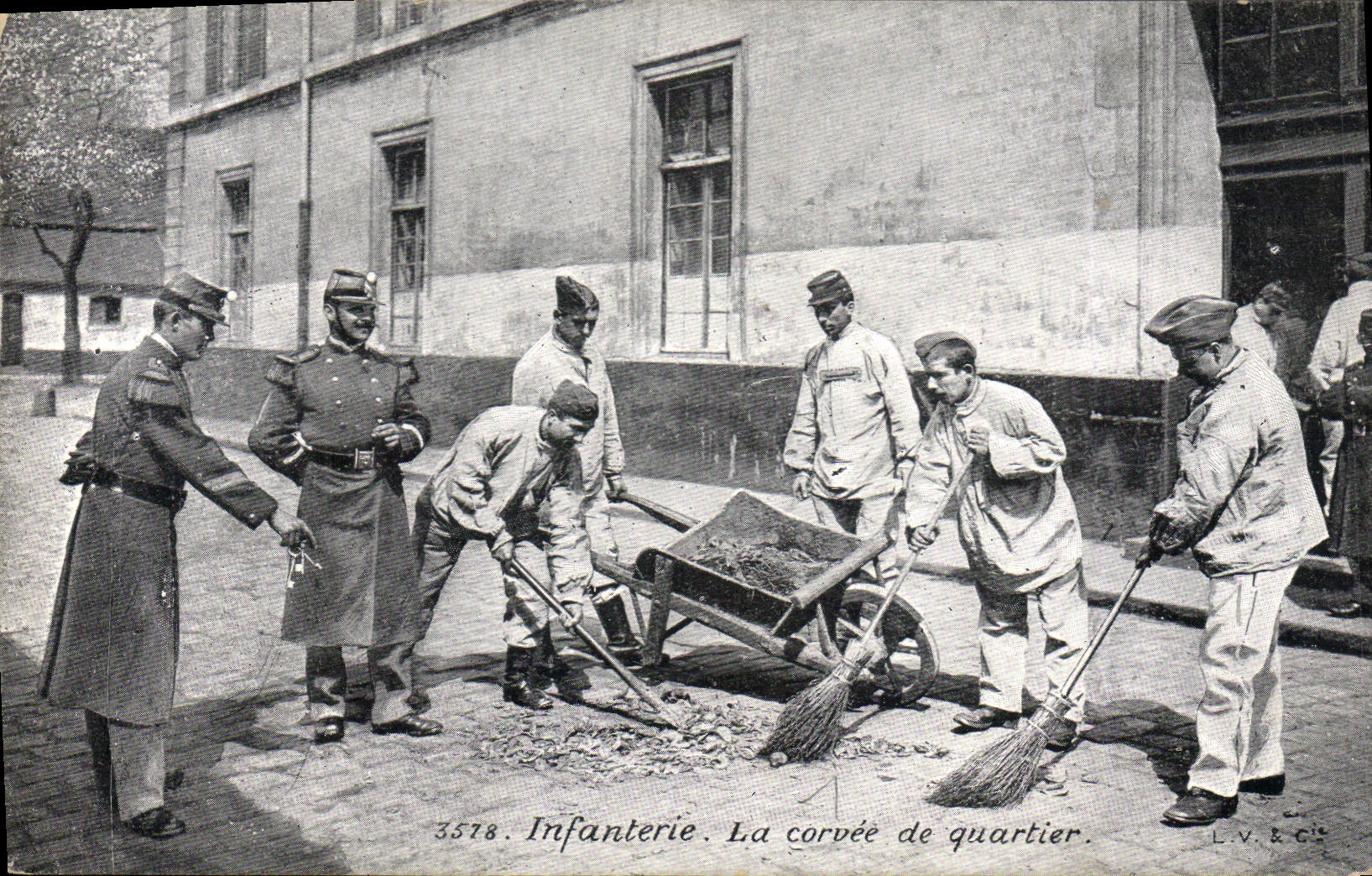 CPA Militaria Infanterie La corvee de quartier