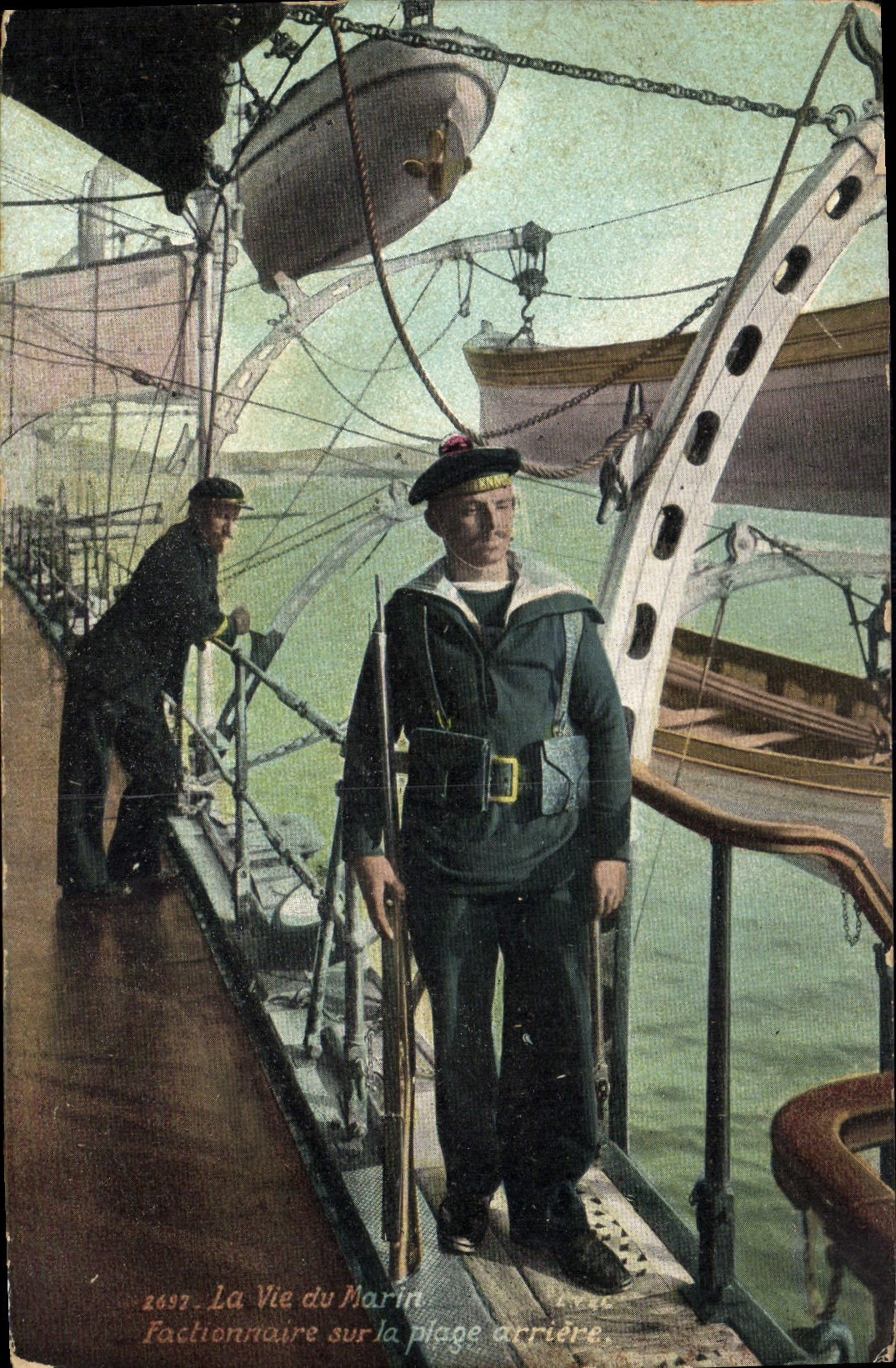 CPA Militaria Marins La vie du marin Factionnaire sur la plage arriere 