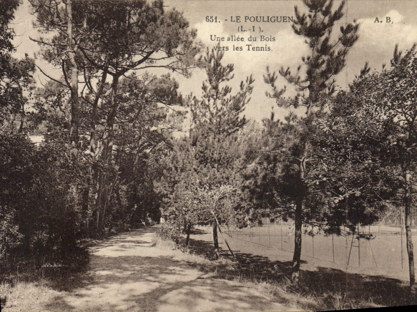 CPA Tennis Le Pouliguen Une allee du bois vers les tennis