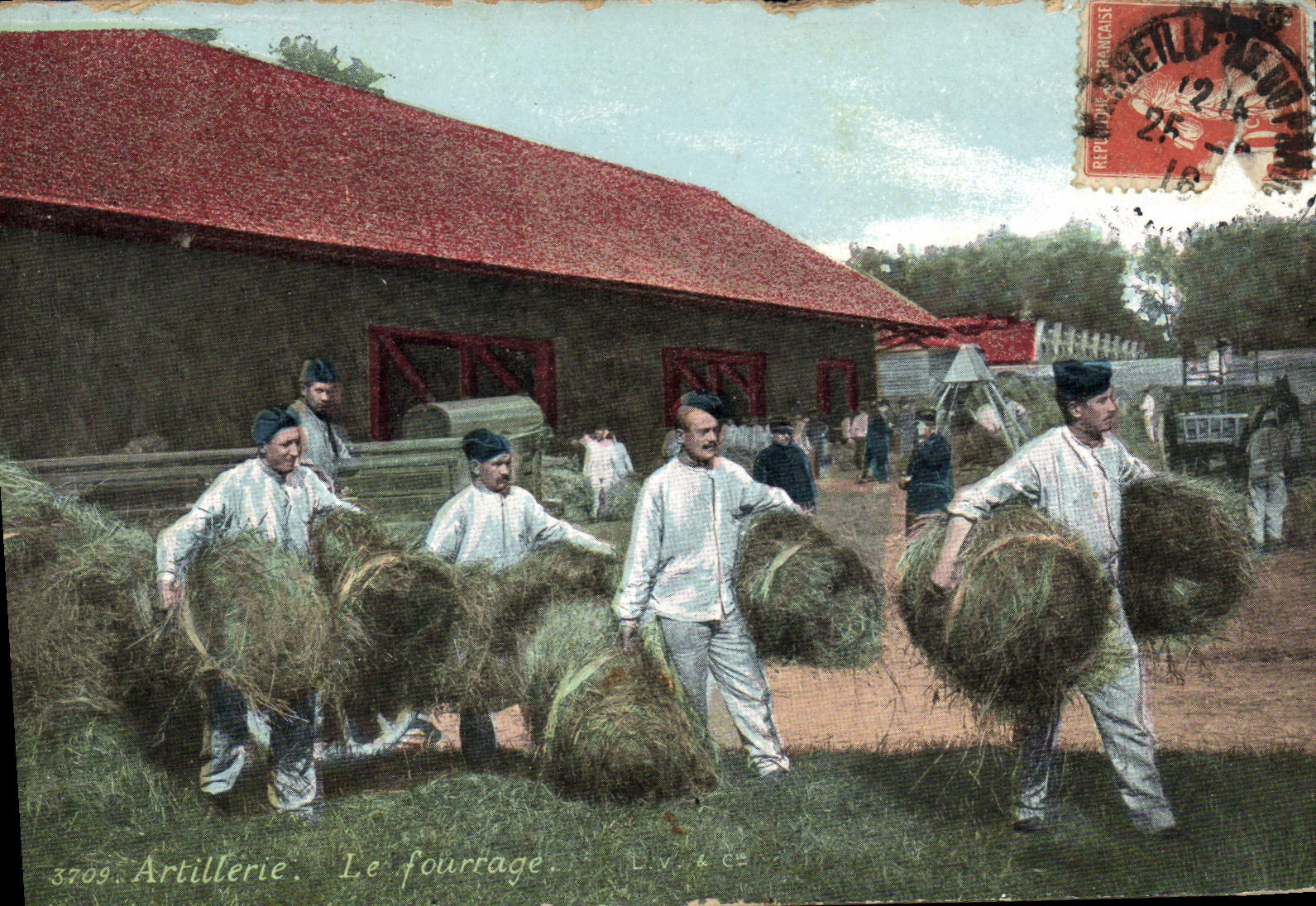 CPA Militaria Artillerie Le fourrage 