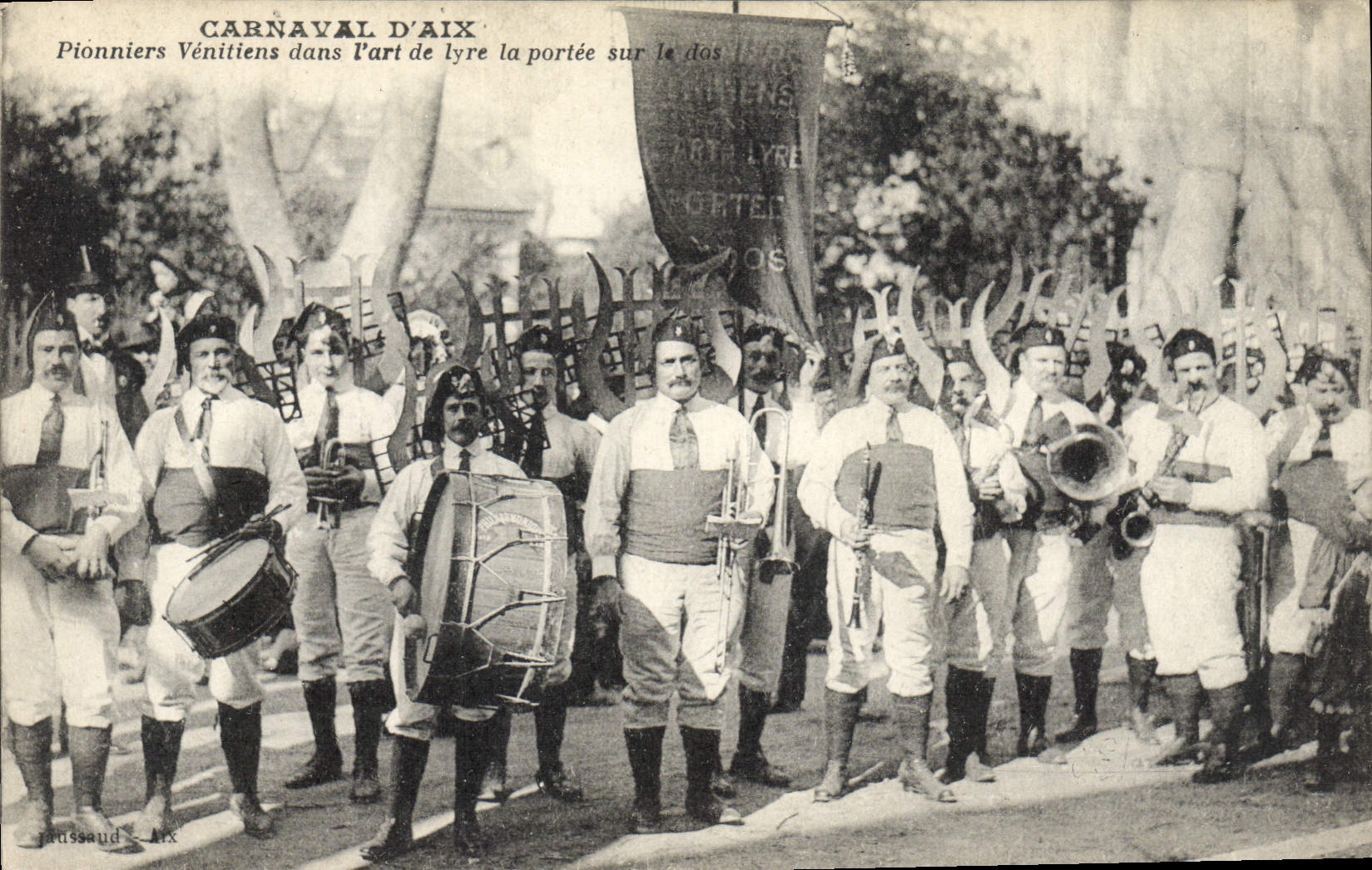 CPA Carnaval d'Aix Aix en Provence Pionniers venitiens dans l'art de lyre sur le dos