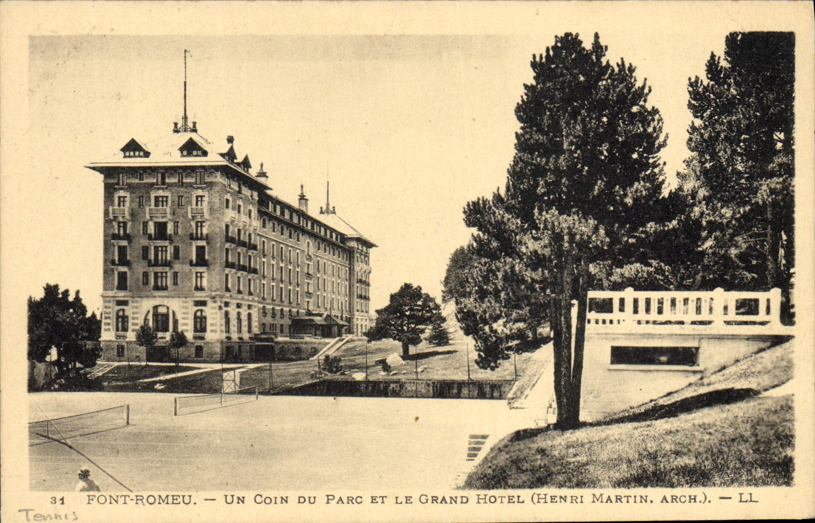 CPA Tennis Font Romeu Un coin du parc et le grand hotel