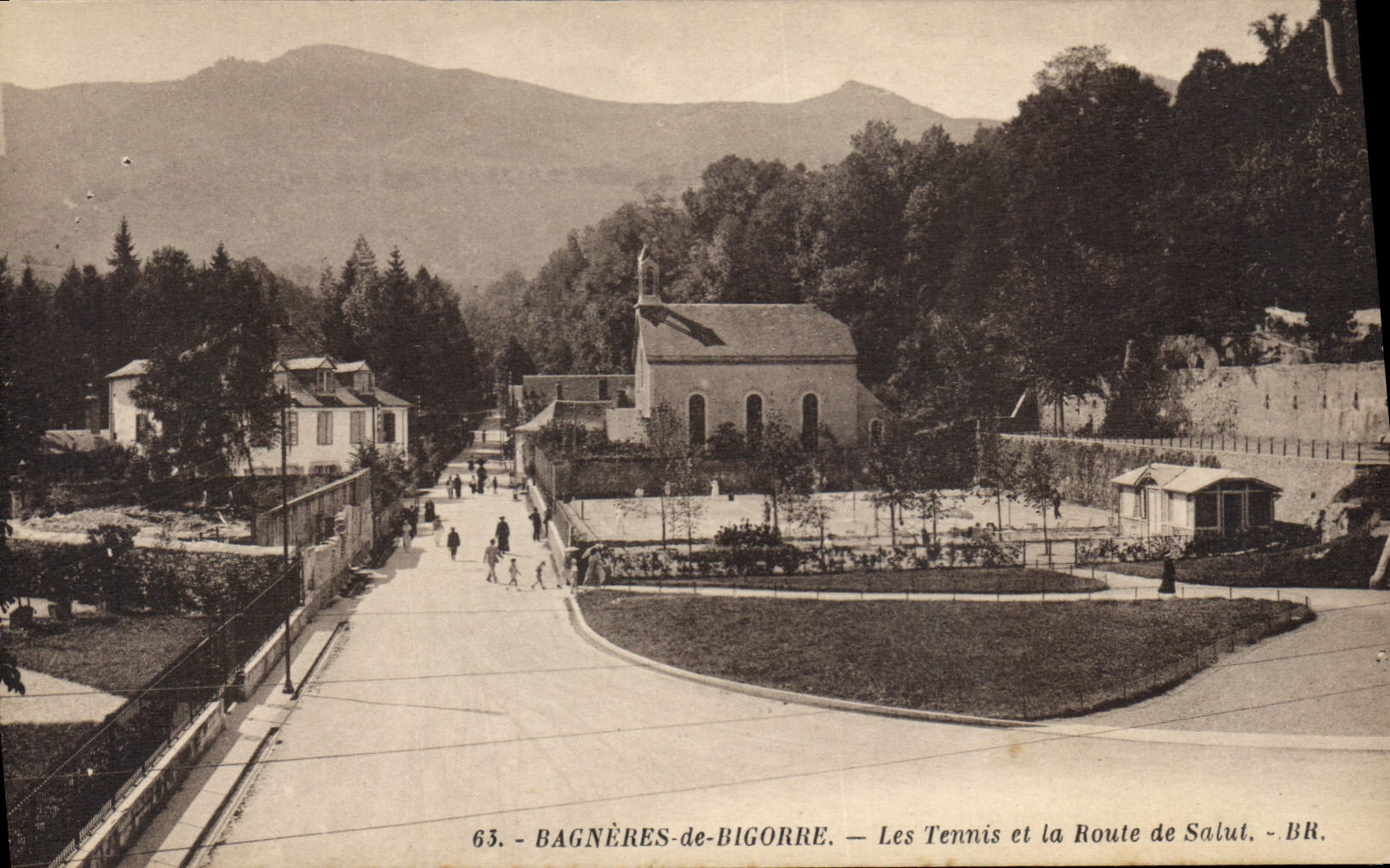 CPA Tennis Bagneres de Bigorre Les tennis et la route de Salut 