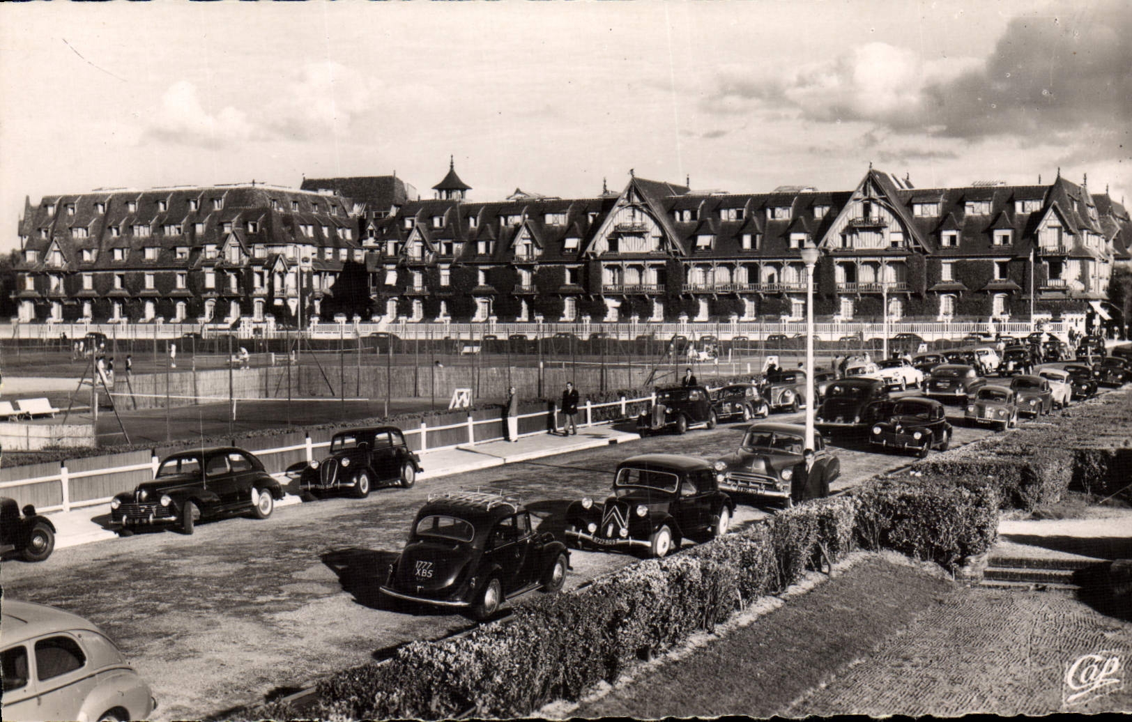 CPM Tennis Deauville Le Normandy Hotel et les tennis Automobile