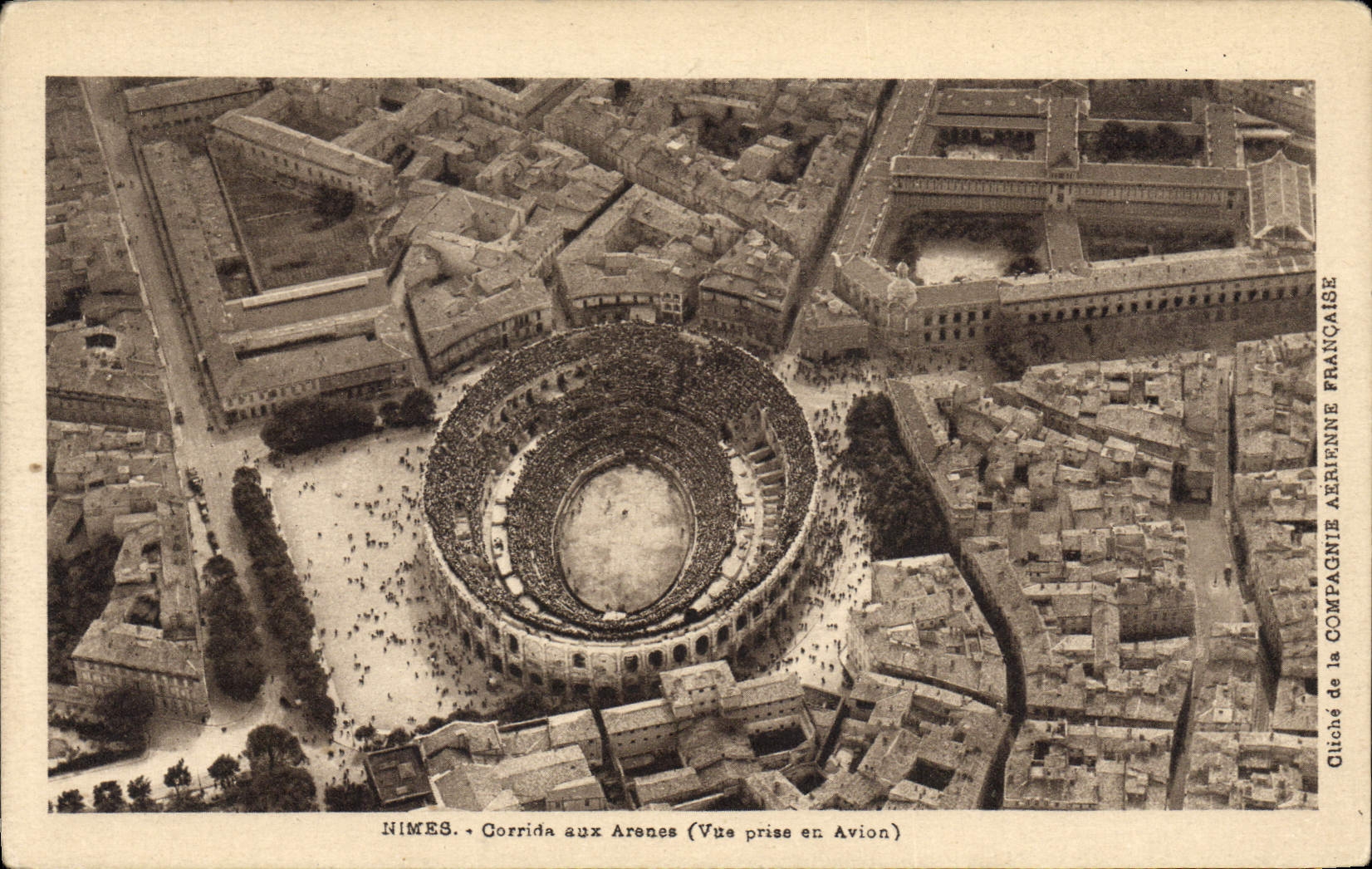 CPA Corrida aux arenes Nimes Course de taureaux 