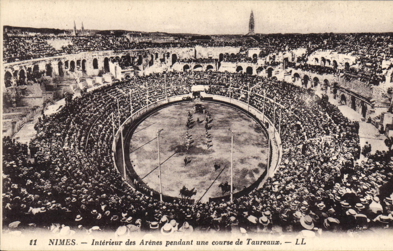 CPA Corrida Course de taureaux Nimes Interieur des arenes pendant une course de taureaux 