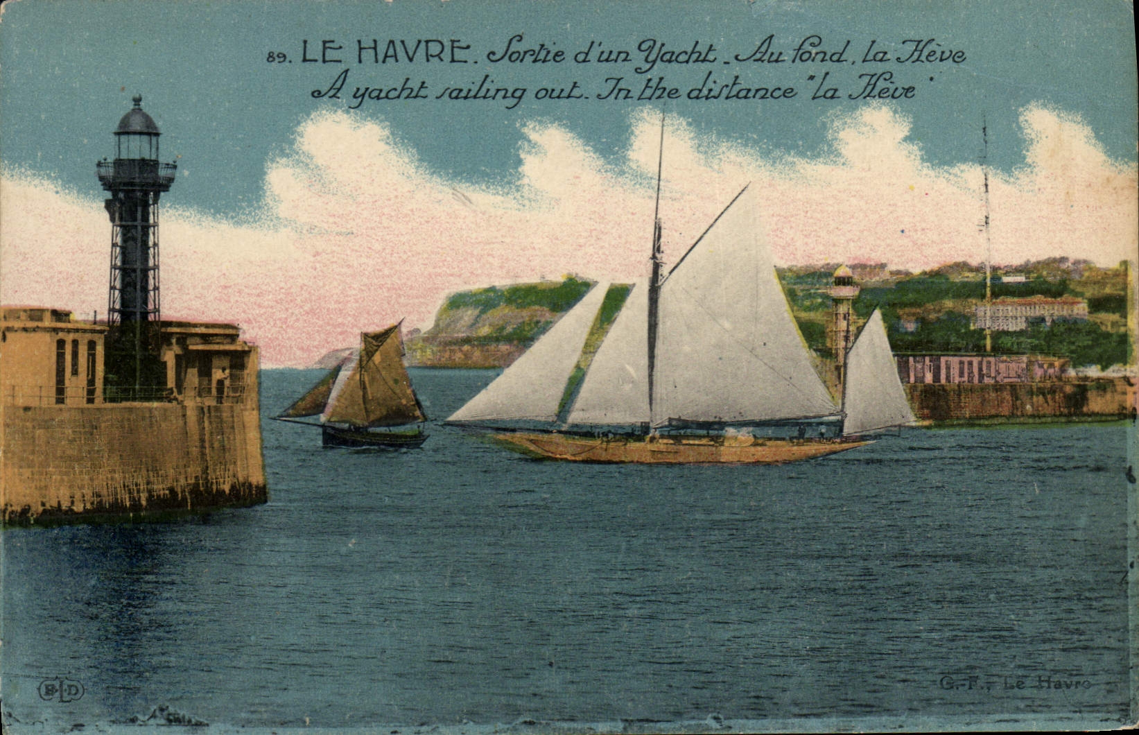 CPA Phare Le Havre Sortie d'un yacht Au fond La Heve