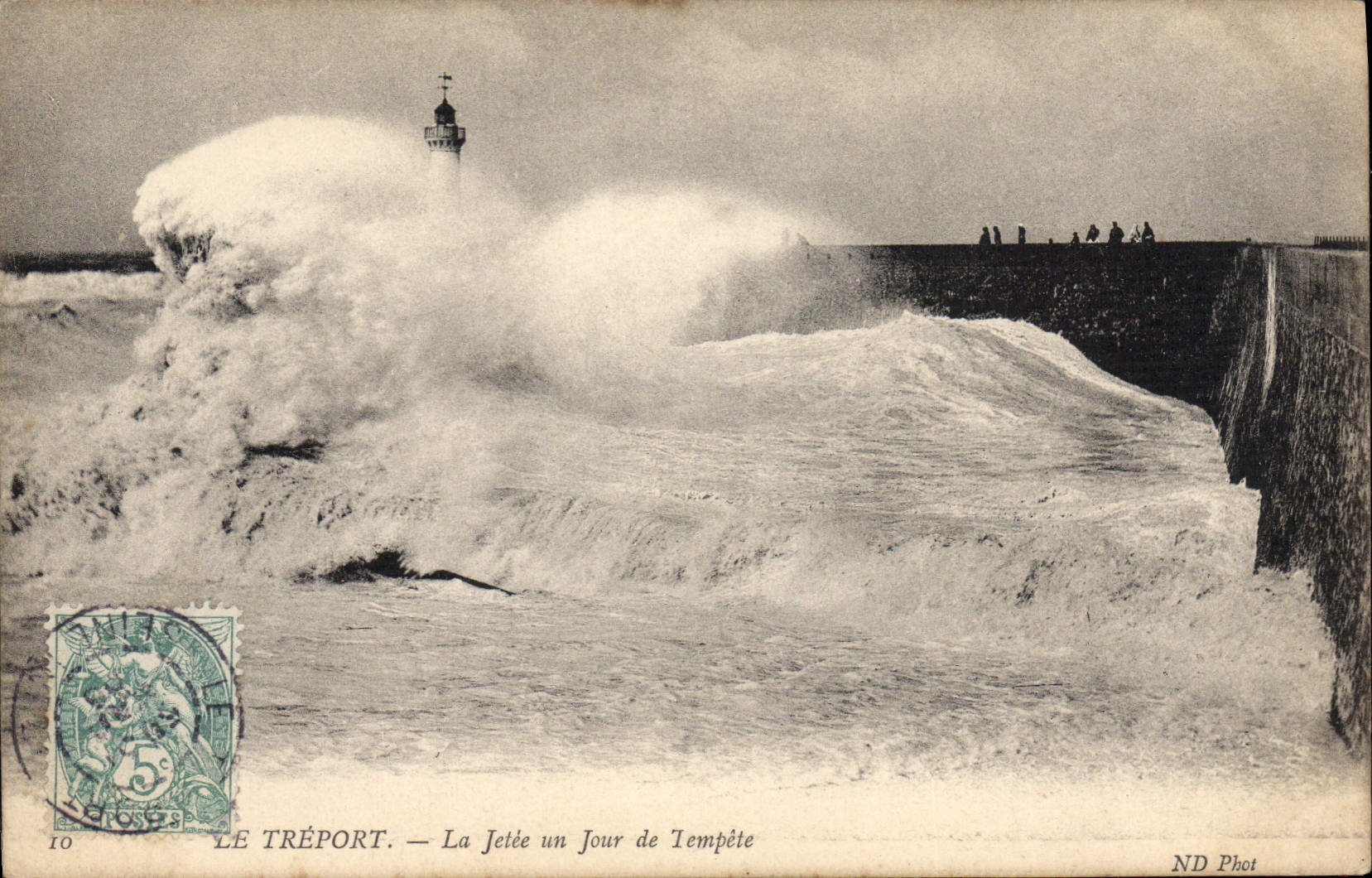 CPA Phare Le Treport La jetee un jour de tempete