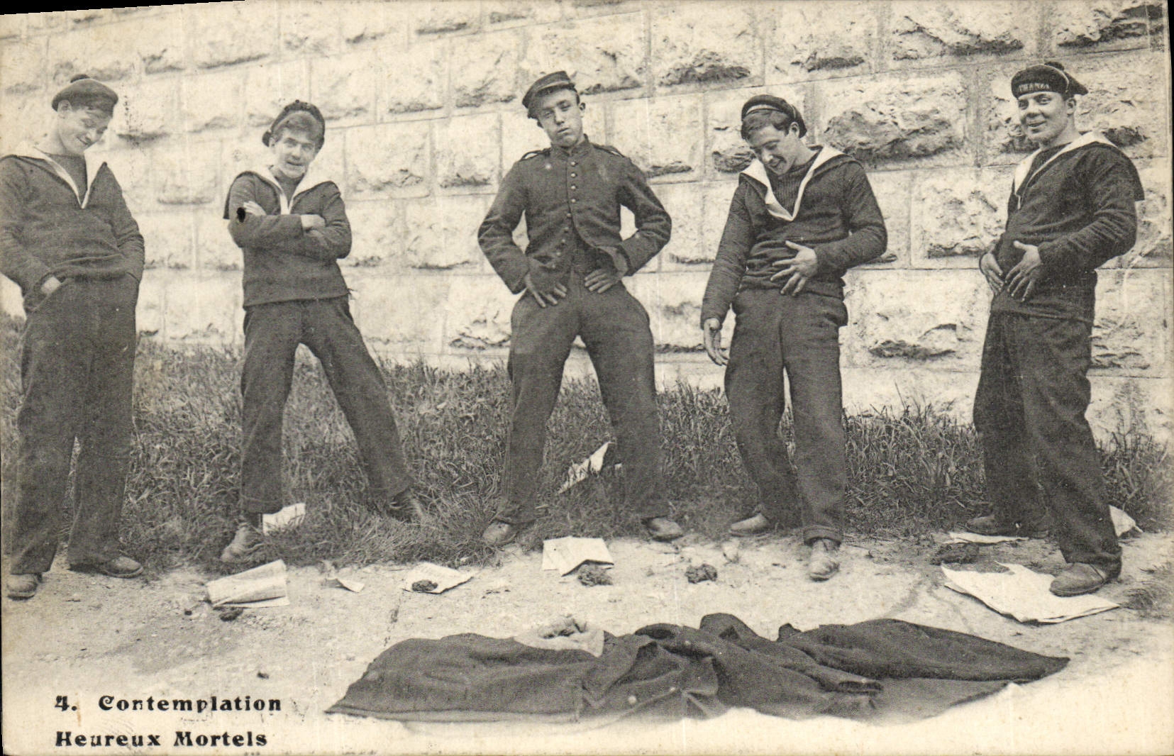 CPA Fantaisie Journaux Journal Contemplation Heureux mortels Militaria