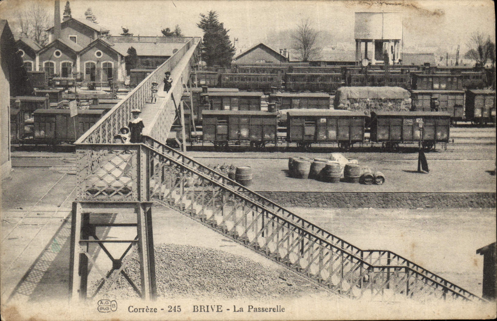 CPA Chateau d'eau Correze Brive La passerelle Trains