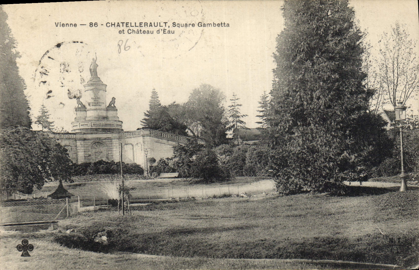 CPA Chatellerault Square Gambetta et Chateau d'eau