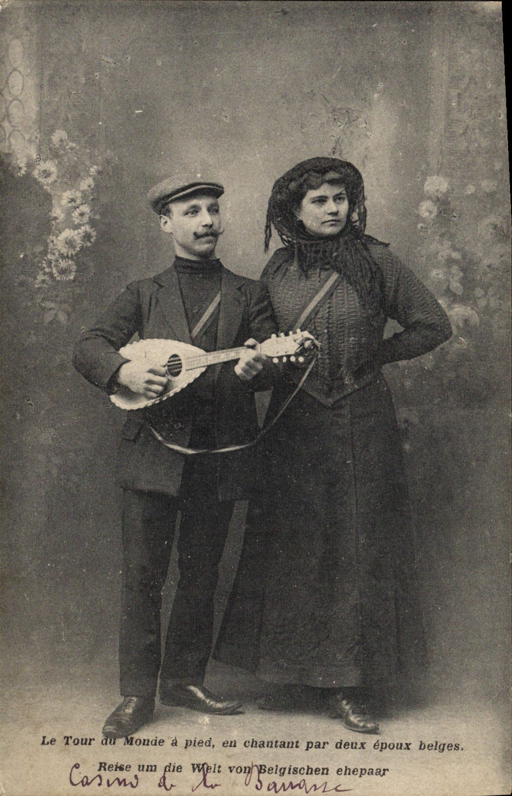 CPA Globe Trotters Globe-Trotters Le tour du monde a pied en chantant par deux epoux belges