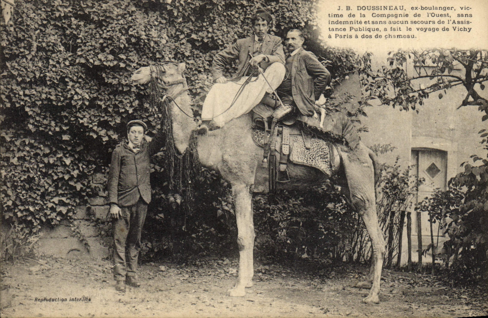 CPA Globe Trotters Globe-Trotters Vichy a Paris en Chameau Doussineau TOP