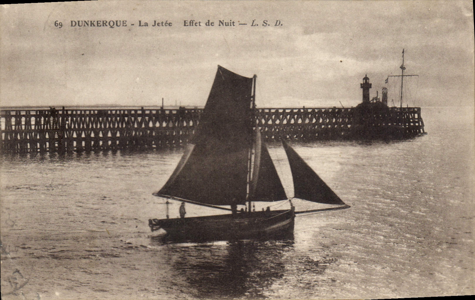 CPA Phare Dunkerque La jetee Effet de nuit Bateau