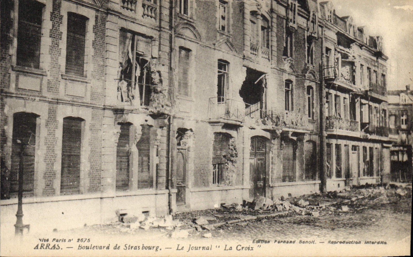 CPA Journaux Journal Arras Boulevard de Strasbourg Le Journal La Croix Militaria