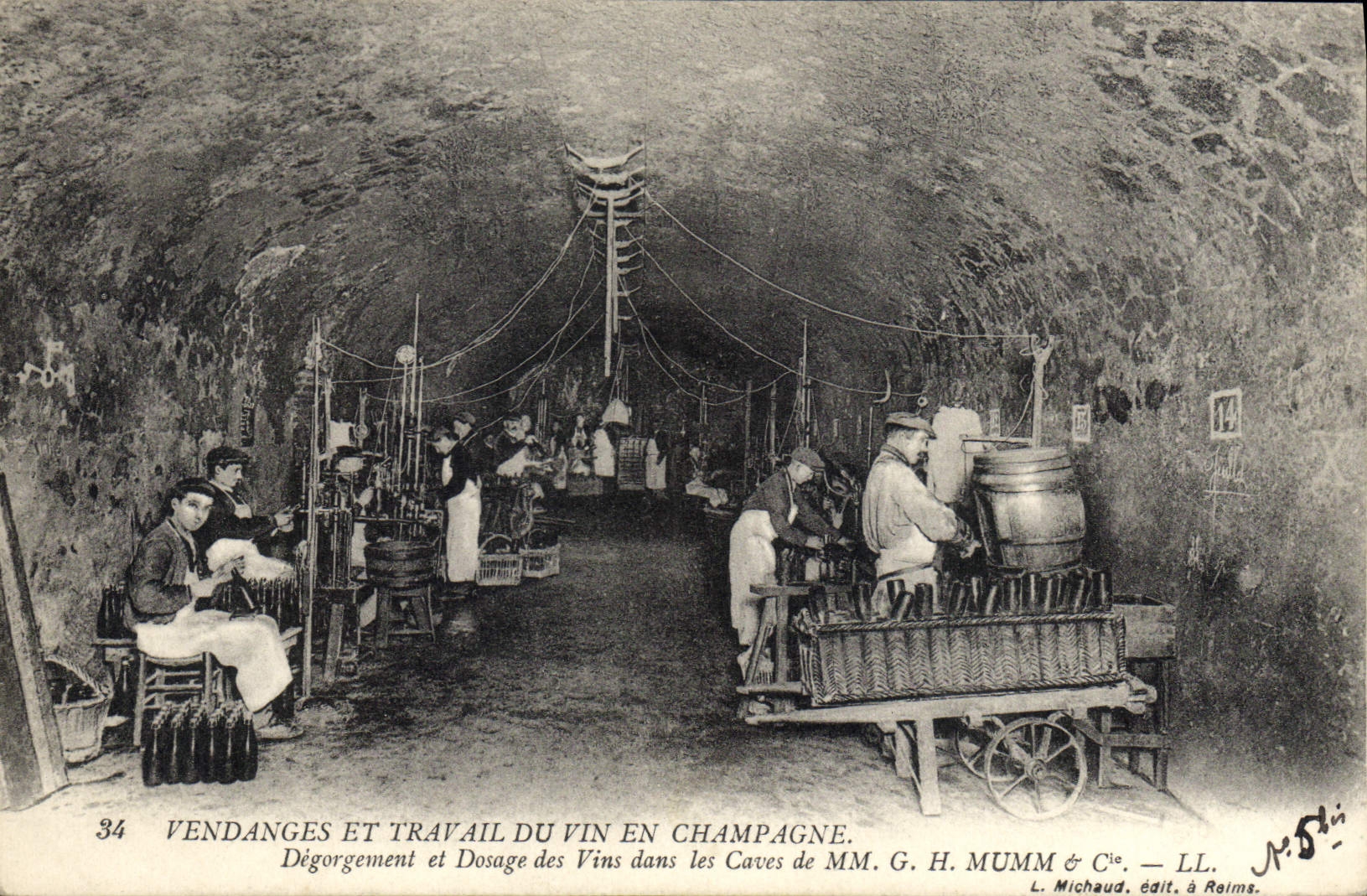 Postal Folclore Vid Vendimias Champaña Desatasco y dosificación de los vinos en las bodegas de GH Mumm y CO CUMBRE